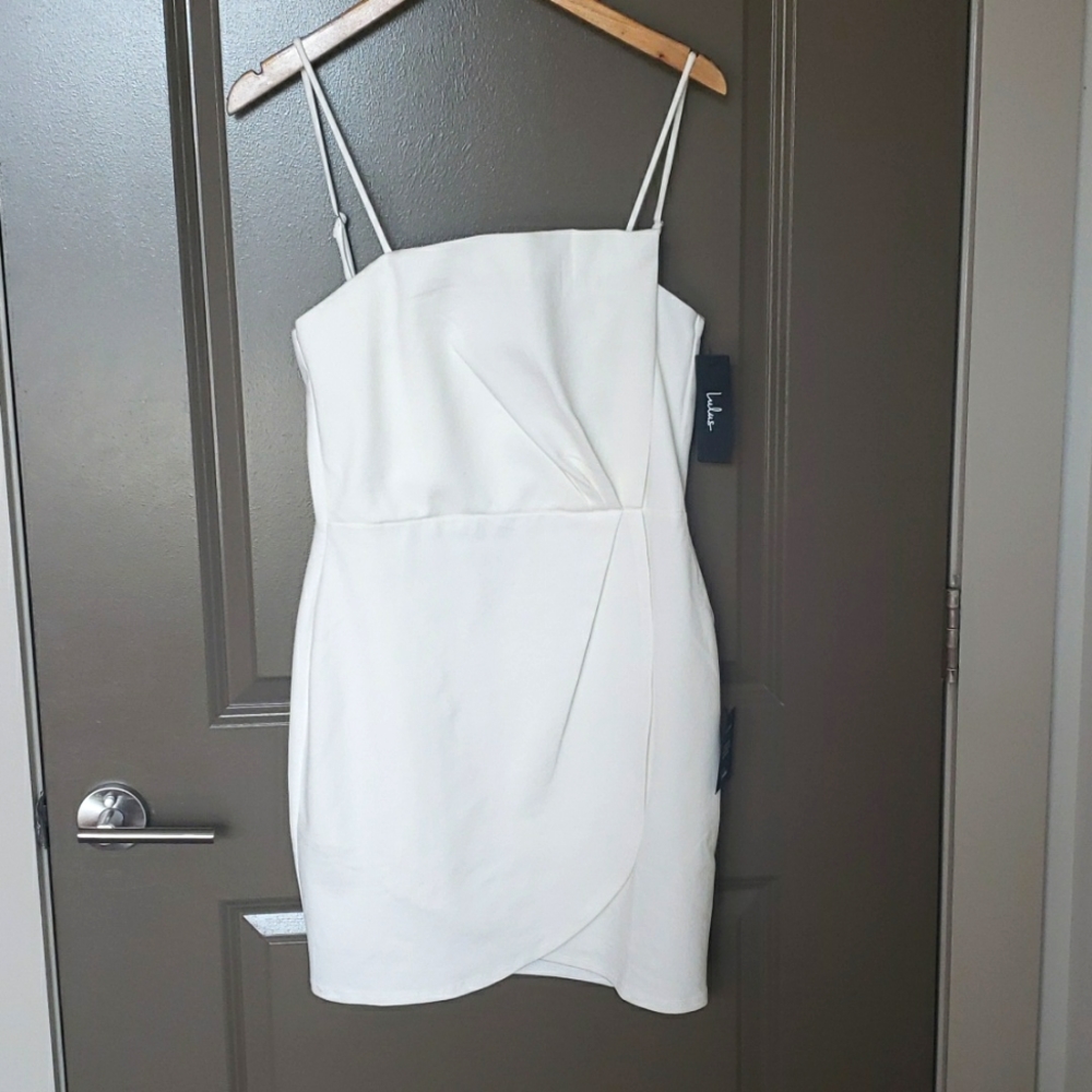 NWT Sz M LULUS cute White Dress with a Petal shape adjustable strap